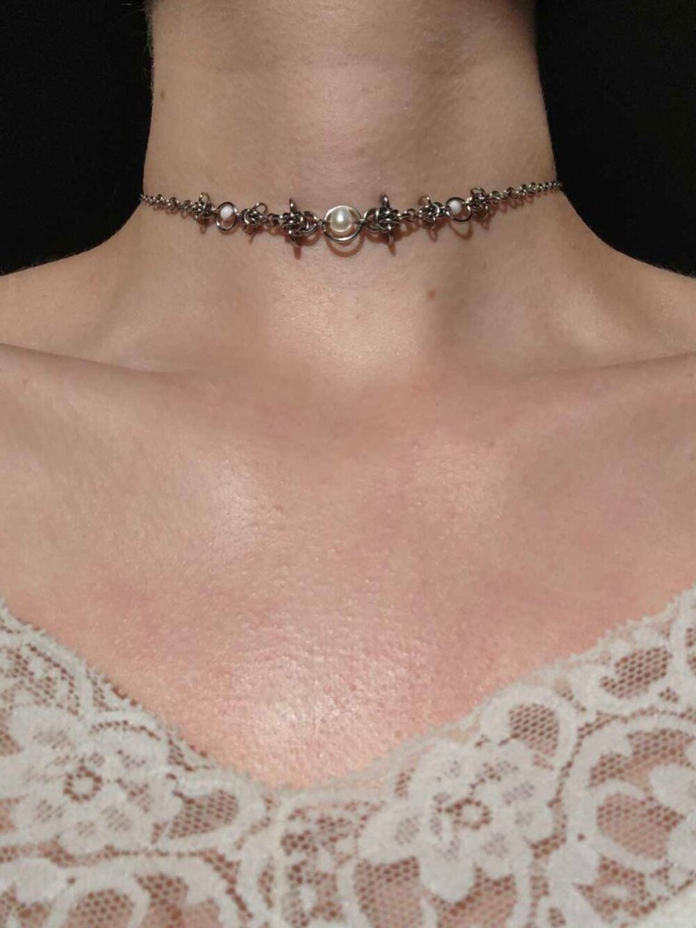 Vintage silver and white pearl choker necklace with a small silver chain - Picture 5 of 14